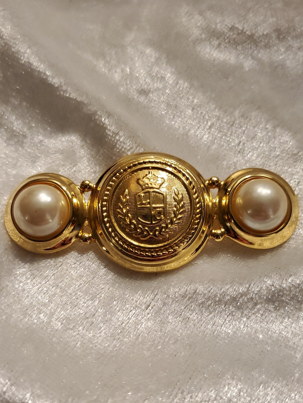 Vintage LIZ CLAIBORNE Gold Tone Coat Of Arms & Faux Pearl Brooch Pin